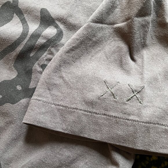 Uniqlo x Peanuts x KAWS Snoopy T (XL) - Picture 3 of 5